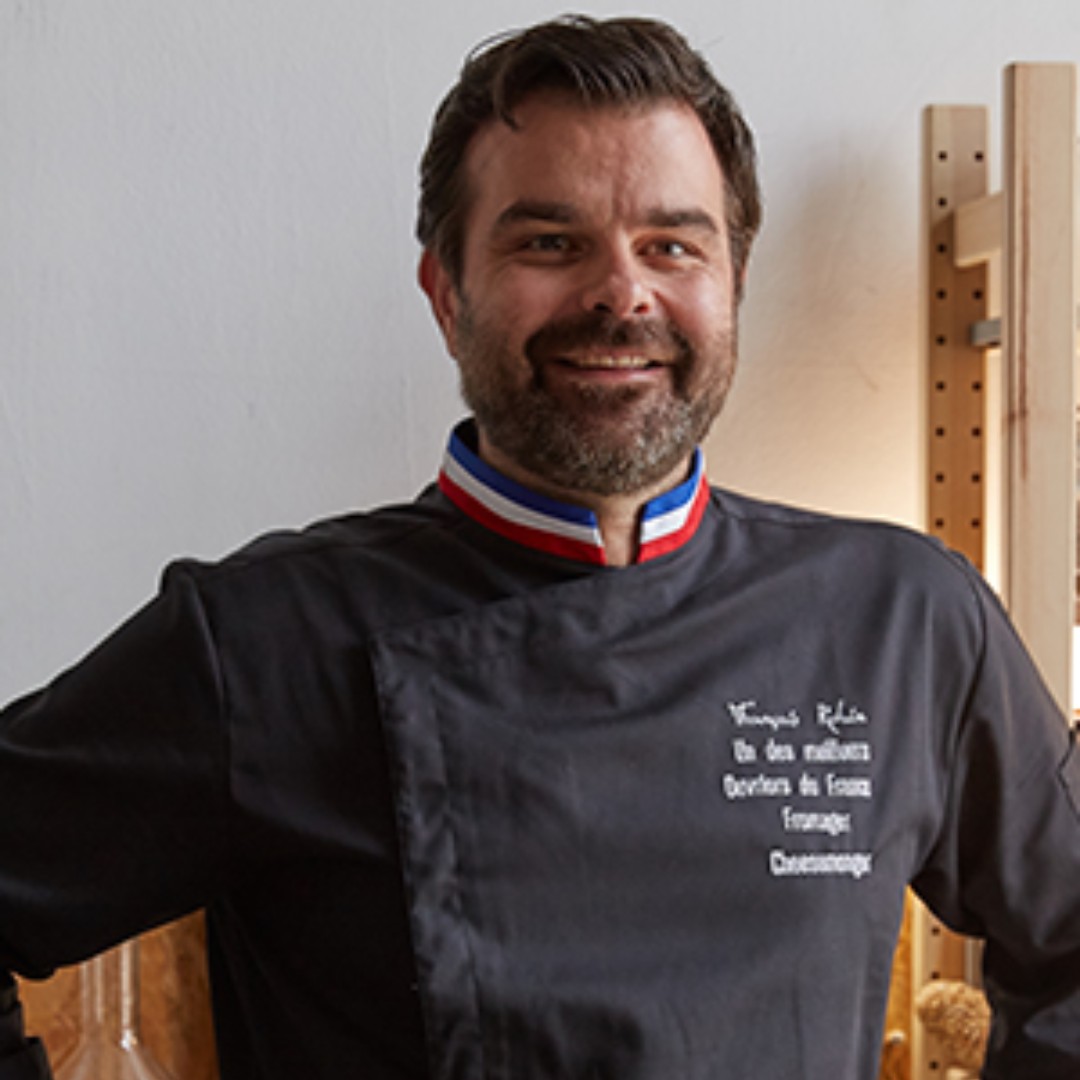 FromDeChevre's tweet photo. #SecretdeMOF 🇫🇷François Robin, Meilleur Ouvrier de France 2011 🥇nous confie sa tendresse particulière pour le Sainte-Maure-de-Touraine #AOP, "le plus beau des casse-croûte du petit matin !". 
🍂 Son conseil : le déguster posé sur un tronçon de cèpe cru et fondu au grill 🍄 https://t.co/UHl3swbj2v