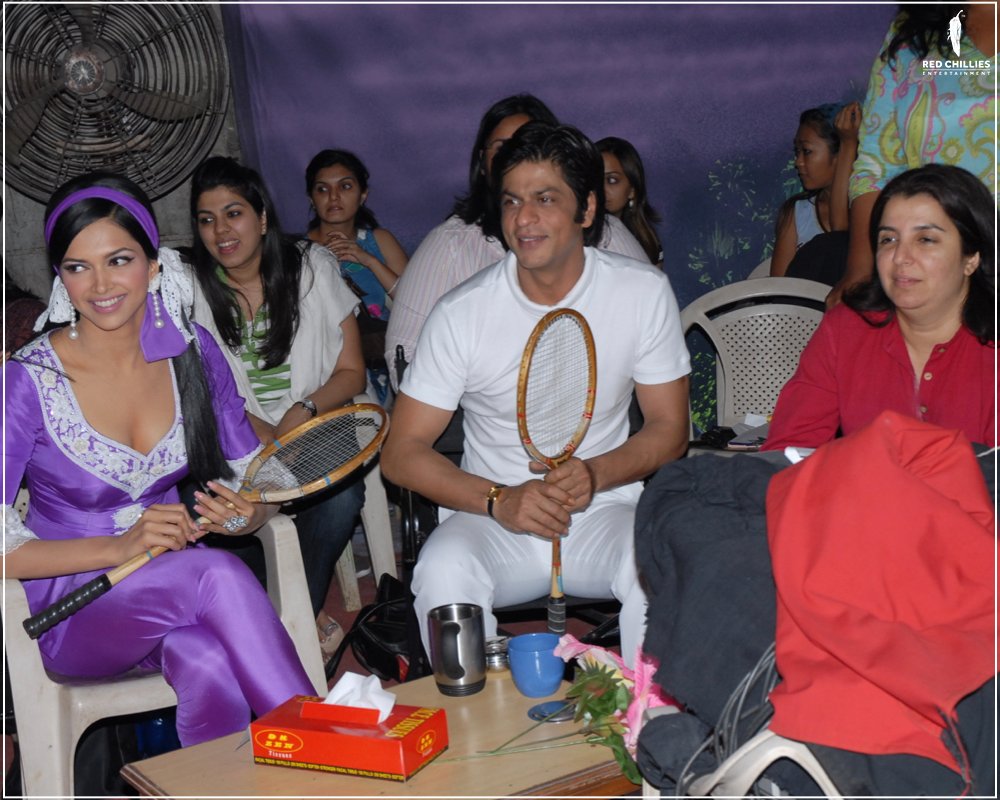 RedChilliesEnt's tweet photo. #OmShantiOm turns 13 and we’re dropping some #BehindTheScenes to bless your feed. ✨

#13YearsOfOmShantiOm 

@iamsrk @deepikapadukone 
@TheFarahKhan 
@shreyastalpade1 @rampalarjun @KirronKherBJP https://t.co/B6SvXkqPVM
