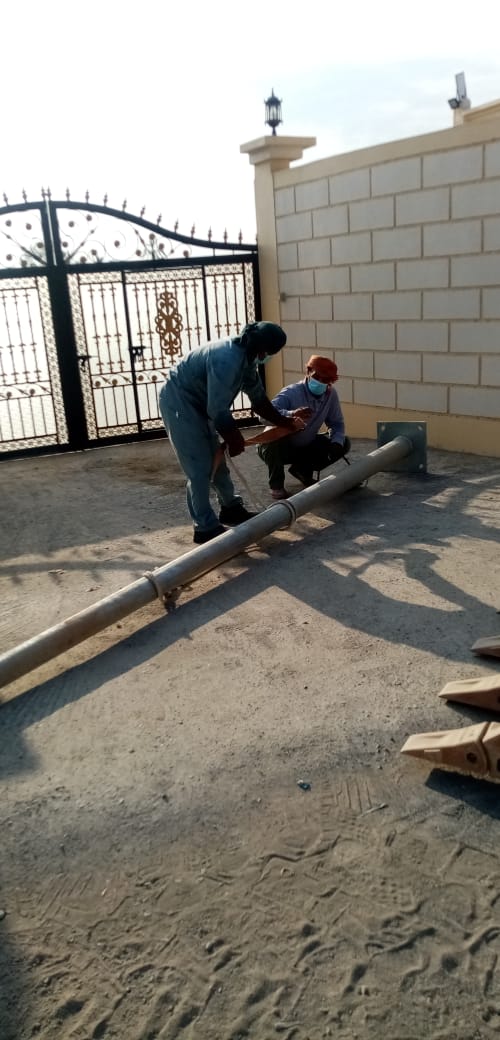 NB_Municipality's tweet photo. في إيطار سعي دائرة الشؤون البلدية بصحم في تمديد أعمدة الإنارة بمناطق الولاية المختلفة واصل فريق أعمال الانارة تنفيذه لمشروع الانارة بقصبية ٱل بريك بالولاية . https://t.co/hWWUmEdYau