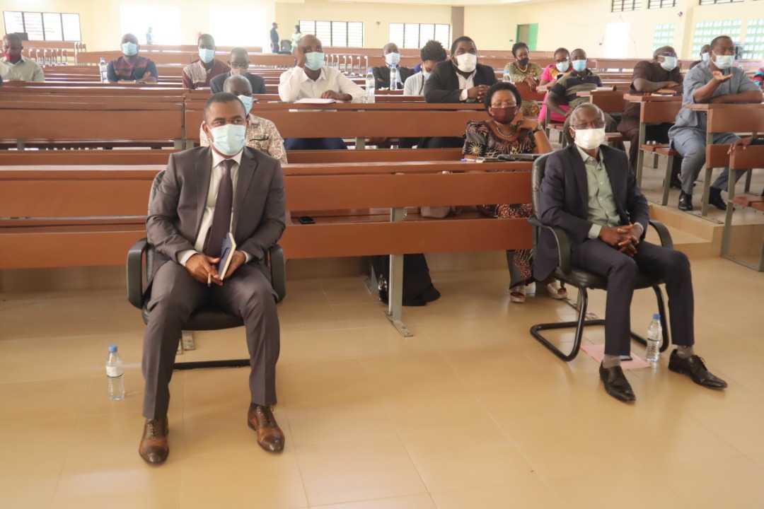 Prof. Majesté N. Ihou WATEBA à l'université de Kara.
Du 5 au 6 novembre 2020, le nouveau ministre est venu échanger avec les autorités universitaires et le conseil d'université élargi aux syndicats. Il s'est dit rassuré par les réformes en cours et promis son soutien à  l'UK.