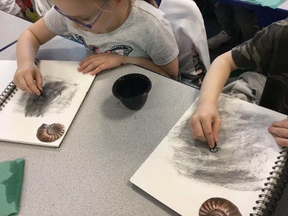 springfield_cps's tweet photo. Avengers were working hard using charcoal to draw fossils. We used charcoal to make a grounding for the background and then drew the fossil over it. Well done Avengers! #scpsart https://t.co/1tJshDfLtk