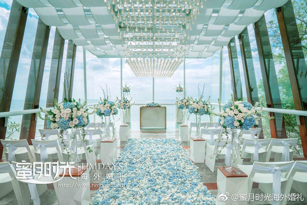 Hmdayswedding's tweet photo. 峇里島水晶教堂(DEWA DEWI)位於烏魯瓦圖懸崖上，碧藍色水池邊的教堂修建於距離海平面30米高的小眺望臺上。三面環海，面朝印度洋，懸空的站在玻璃中間，好像站在海中央，有些世界在我腳下的自豪感。清波綠粼，創造最美回憶的經典教堂。海外婚禮 
----
we-chat: hmdays999 or hmdays-wendy
email: ser... https://t.co/o47x8oR2Z7