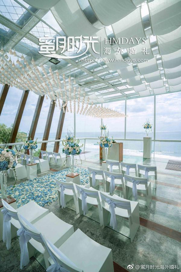 Hmdayswedding's tweet photo. 峇里島水晶教堂(DEWA DEWI)位於烏魯瓦圖懸崖上，碧藍色水池邊的教堂修建於距離海平面30米高的小眺望臺上。三面環海，面朝印度洋，懸空的站在玻璃中間，好像站在海中央，有些世界在我腳下的自豪感。清波綠粼，創造最美回憶的經典教堂。海外婚禮 
----
we-chat: hmdays999 or hmdays-wendy
email: ser... https://t.co/o47x8oR2Z7