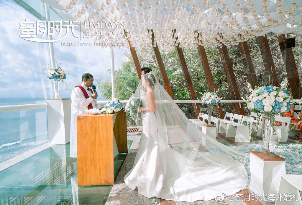 Hmdayswedding's tweet photo. 峇里島水晶教堂(DEWA DEWI)位於烏魯瓦圖懸崖上，碧藍色水池邊的教堂修建於距離海平面30米高的小眺望臺上。三面環海，面朝印度洋，懸空的站在玻璃中間，好像站在海中央，有些世界在我腳下的自豪感。清波綠粼，創造最美回憶的經典教堂。海外婚禮 
----
we-chat: hmdays999 or hmdays-wendy
email: ser... https://t.co/o47x8oR2Z7