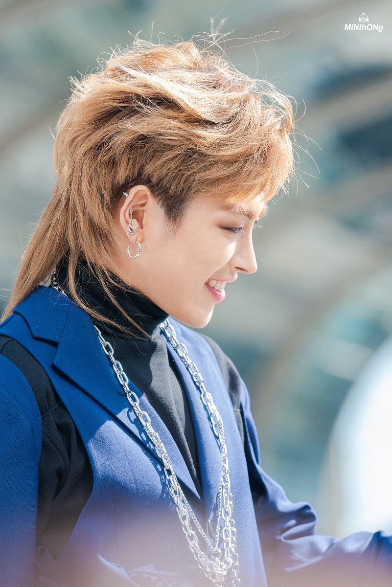 example seven is ateez hongjoong. this man is the Mullet king with a capital M. even before i started stanning this man always seemed like a very cool parrot to me. absolutely iconic. I'm sure we'll see him with long hair again. adorable.