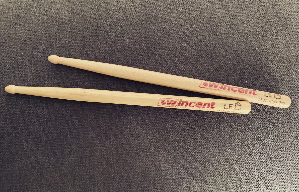 ManuReyesSober's tweet photo. No sabemos si le gustará o no... 🥁 pero por si acaso su Abuelo @mrnforce se ha currado unas baquetas 😍 Gracias Abuelo! 😘🥁
#manureyes #drums #drummer #babydrummer #futuro #bateria #sticks #drumsticks #wincentsticks @WincentSticks https://t.co/dkZ6UZvKgS