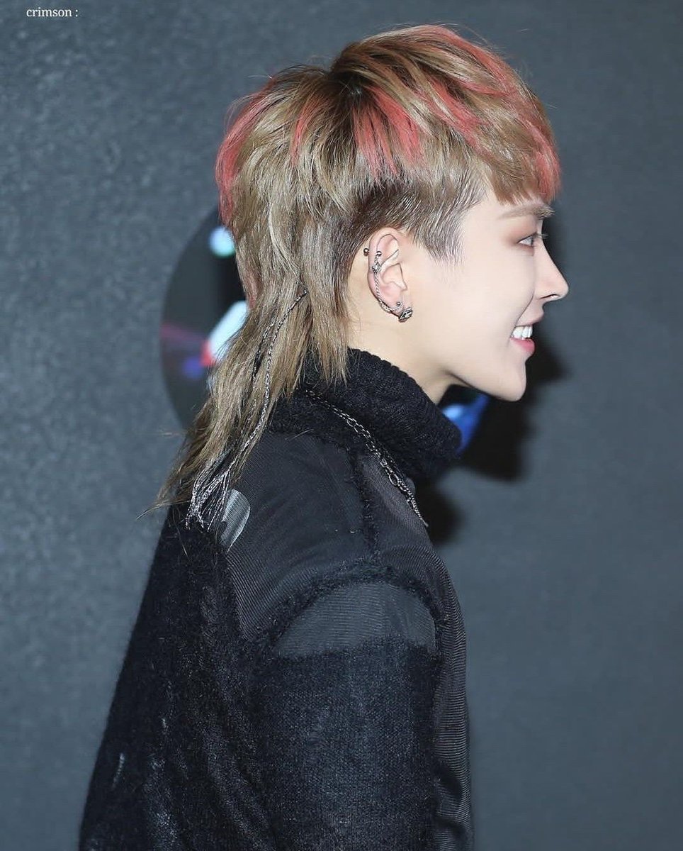 example seven is ateez hongjoong. this man is the Mullet king with a capital M. even before i started stanning this man always seemed like a very cool parrot to me. absolutely iconic. I'm sure we'll see him with long hair again. adorable.