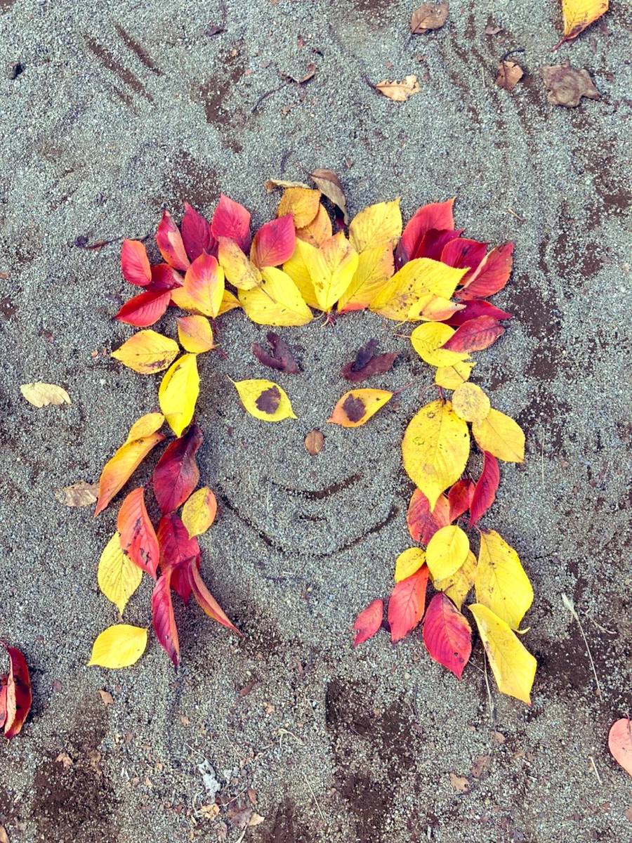 秋ならではの芸術作品！？落ち葉で作った煉獄さんがかわいい！