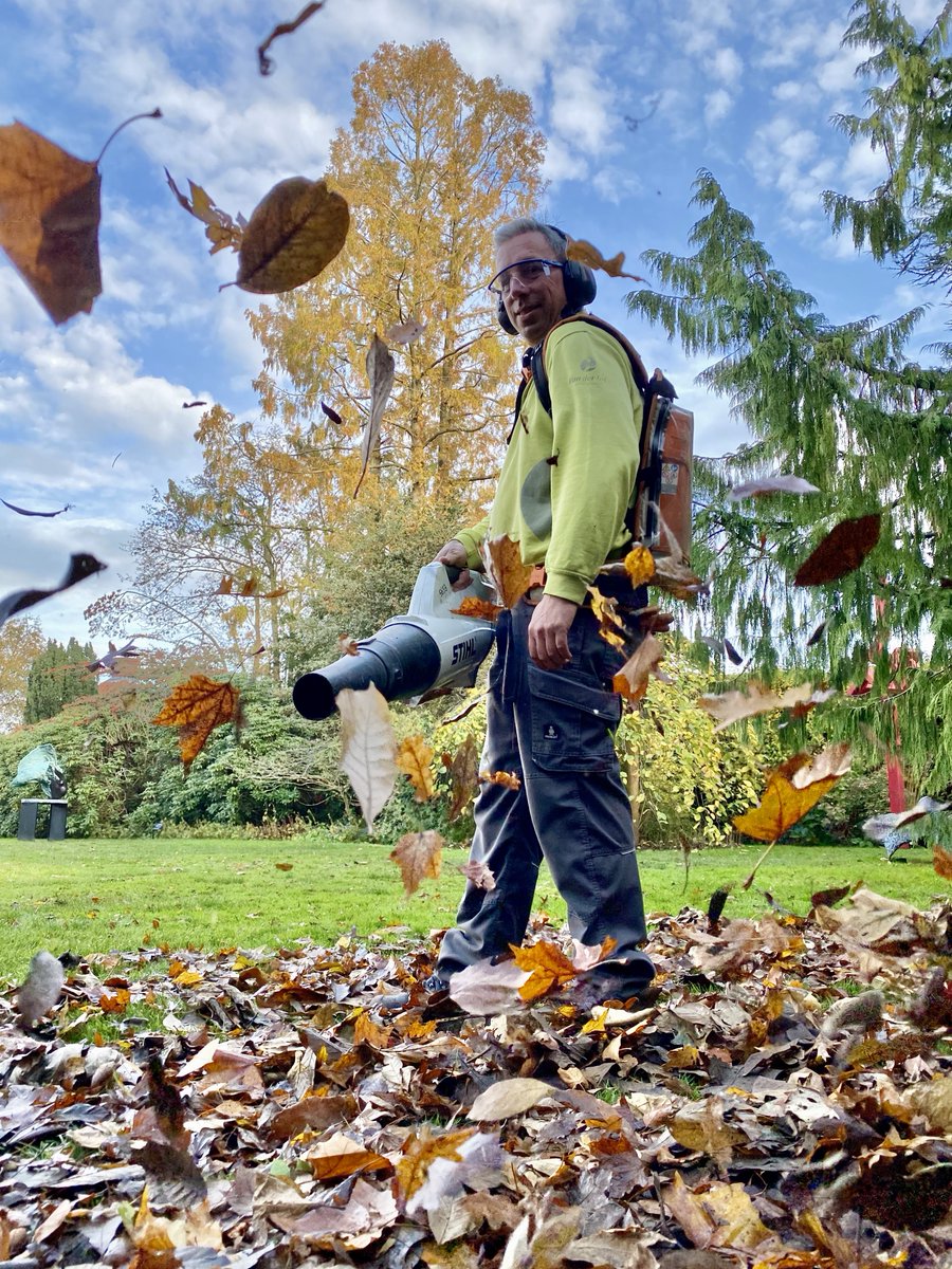 Onze medewerkers blazen hoog van de toren met hun nieuwe #bladblazers.  En terecht! Deze elektrische bladblazers van  <a href="/STIHL/">A. STIHL AG & Co. KG</a> zijn namelijk een stuk stiller dan hun voorgangers en bovendien beter voor het #milieu.