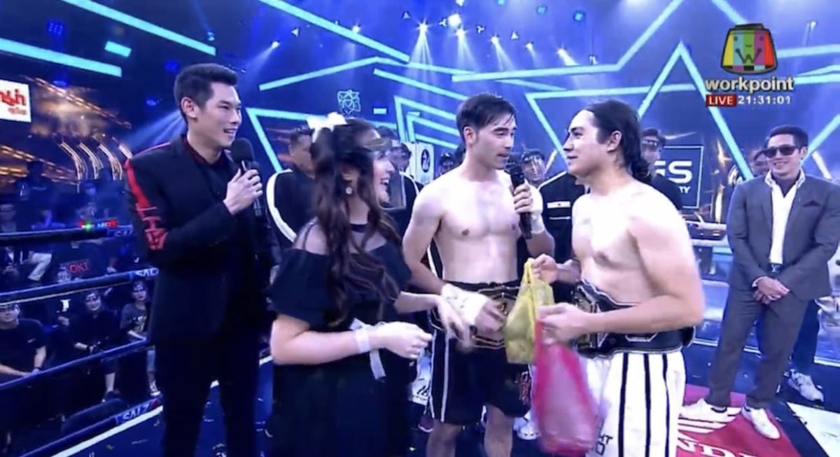 cnew888's tweet photo. ผูกโบว์ขาวมาเลยจ้า แต่คือรายการไม่ให้เกียรติโฟกัสมากๆ กล้องไม่จับ ตอนคนพากย์พูดชื่อโฟกัส แต่ไปจับหน้าชาช่าแทน.. อะไรของเมิงงง พิธีกรก็ทำเป็นมองไม่เห็นนะ ทั้งที่โฟกัสควรได้สัมที่สุด เพราะเป็นจุดเชื่อมของคนชก 2 คนนี้ /ส่วนสลิ่ม ขี้เกียจพูดด้วย เปลืองเวลา

#10fight10Season2 https://t.co/y7Rvd6viXR