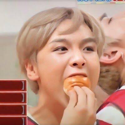 dailyhaechan's tweet photo. haechan re creating the iconic bread photo 😂 https://t.co/smzX5xb4Sd