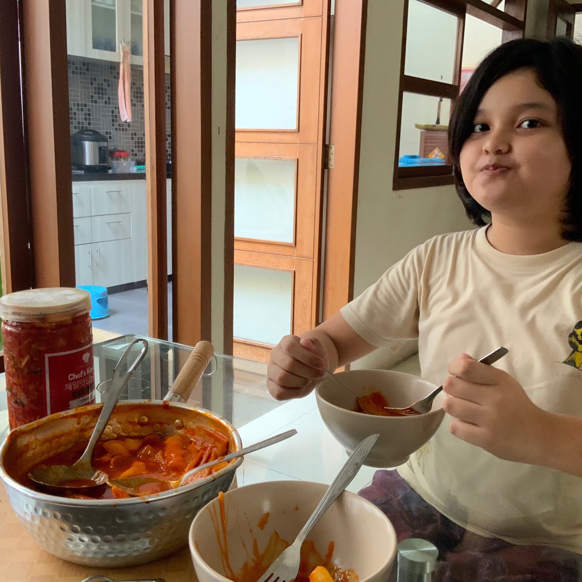 liat adek aku makan tteokbokki dari chefskimchi ^__^
