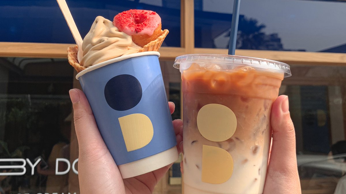 Whereeatit's tweet photo. #อันนี้คือดืออออซอฟท์เสิร์ฟชาEarlGrey #ของDropbyDoughร้านโดนัทสุดปัง คือดีมาก กลิ่นคือชัดหอมชาแบบสุดๆ เนื้อซอฟท์เสิร์ฟคือเนียนนุ่มละมุนกินกับวาฟเฟิลกรอบๆเลิศมาก แถมมีโดนัทจิ๋วๆเสิร์ฟคู่กันด้วยจ้า โอ้โห้วว ปังเสิร์ฟนี้คืออร่อยทุกอย่างฟิน พิกัด: Drop by Dough @aroii #รีวิวคาเฟ่ https://t.co/nA8LHxjOXk