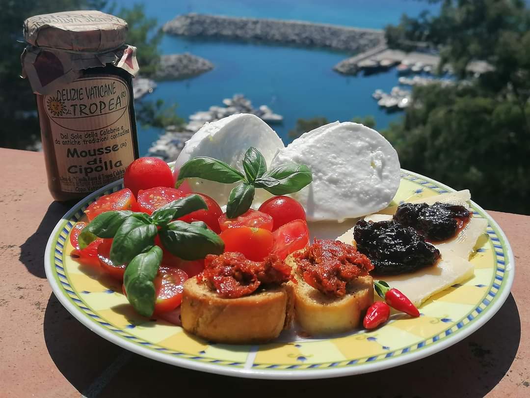TrueBlueItaly's tweet photo. Tradizioni, antichi sapori, riscopriamo la bellezza a tavola attraverso un viaggio, nei sapori di un territorio che offre tutto #Calabria vera. 
#Tropea #CapoVaticano #Palmi #Brancaleone 
https://t.co/PDF5RSx4EO
#quisitaly #trueblueitaly #prodottitipiciitaliani #alimentazionesana https://t.co/NQcDu2SVO4