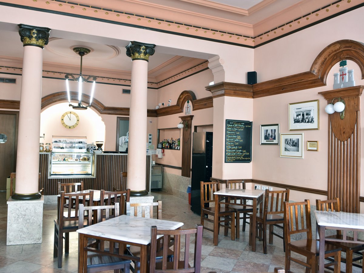 embportugal_ca's tweet image. #Loulé #Algarve #award #culturaltourism 🇵🇹🇪🇺☕️🏅 Loulé coffee shop wins European cultural tourism prize . Café Calcinha, the #historical cafe situated in the heart of Loulé since 1929, has won the award for “Transnational thematic tourism product”. theportugalnews.com/news/2020-11-0…
