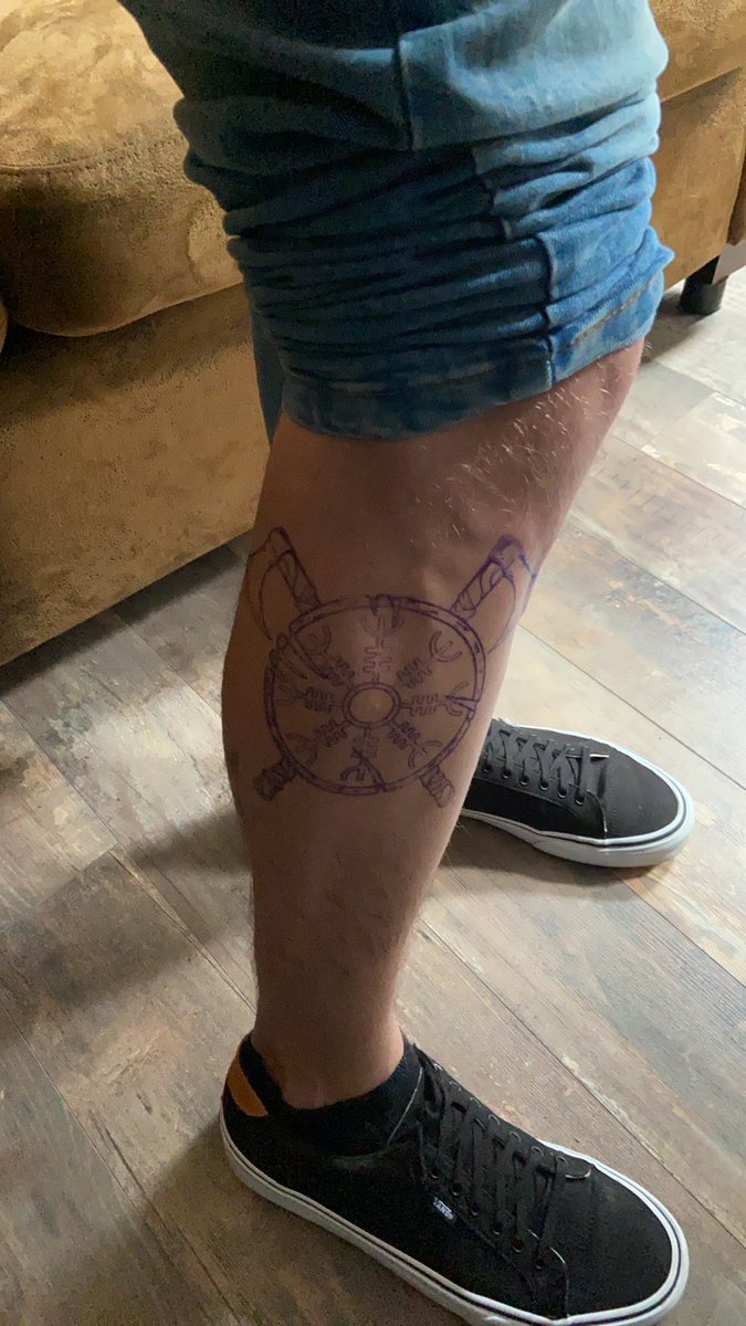 BFKString's tweet image. Askip les tatoueurs sont fermés c’est triste hein @Arzhvr 👀