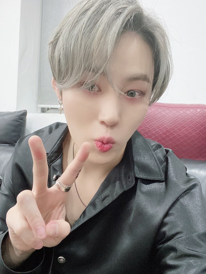 [☁]
⠀
하늘을 위한 선물을 들려줄 수 있어서,
우리의 이야기를 전할 수 있어서
행복한 날이에요 🥰
‘그 섬’에서 함께해요 우리 💜💙💛
⠀
#하성운
#HASUNGWOON
#MIRAGE
#그섬
#ForbiddenIsland
#하성운이_있어서_완벽한_그섬