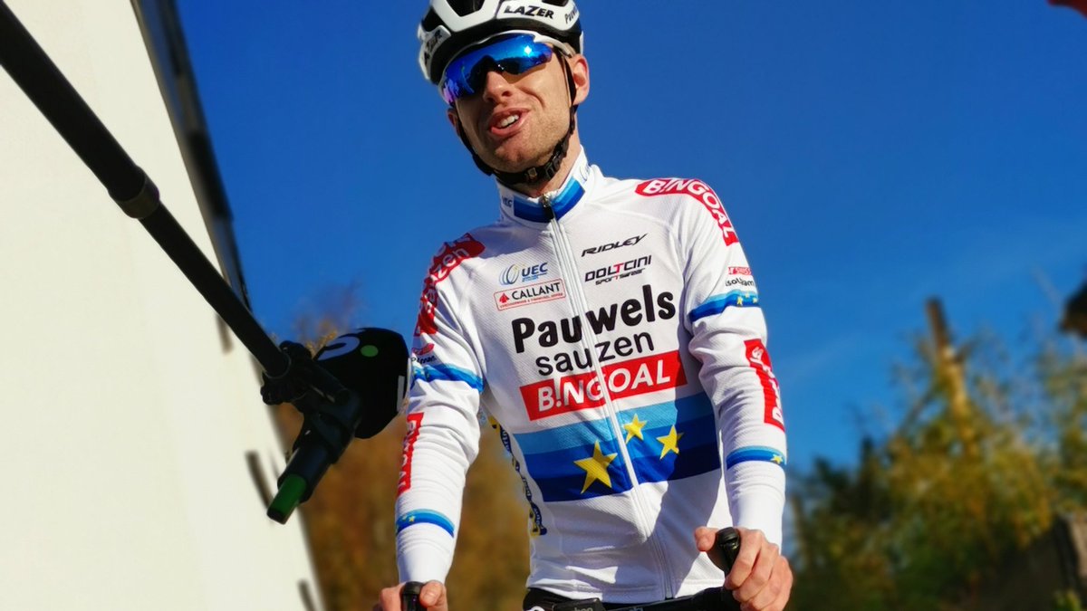 Het middagjournaal voor u samengevat: de coronacijfers dalen, de beurscijfers stijgen, Trump is een dag dichter bij president-af, én @IserbytEli is Europees kampioen. Het komt goed, mensen.