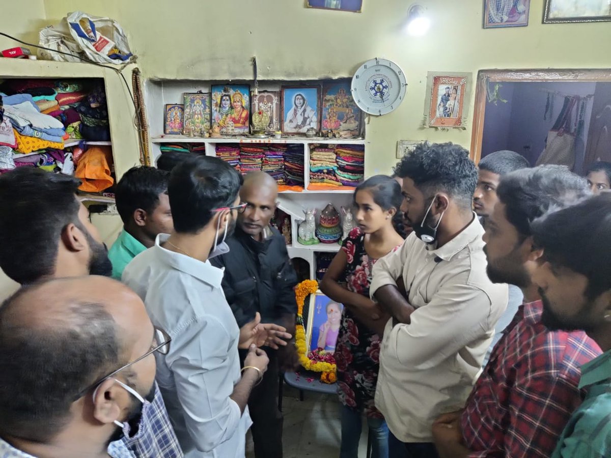 VenkatBalmoor's tweet photo. Met the family of #AishwaryaReddy and offered our deepest condolences for their huge loss. On behalf of @TSNSUI, promised to look after the education expenses of Aishwarya's younger sister till she completes her studies. @nsui @guptar @Neerajkundan @NAVEDKHANNSUI https://t.co/8ZjpFUFlG2