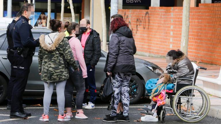 En Salamanca Desahucian a una mujer a punto de dar a luz y a su madre en silla de ruedas en El Zurguén Preguntamos..a los departamentos asistenciales del .@aytodeSalamanca. y a .@CalosGarciaCarballo Alcalde a que esperan para tener viviendas sociales⁉️