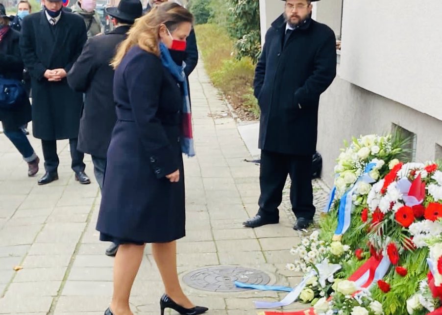 Synagogen brannten. Jüdinnen&amp;Juden wurden gedemütigt, geprügelt, getötet. Vor 82 Jahren. Wir dürfen den #Antisemitismus aber nicht historisieren. Deshalb große Sympathie für Vorschlag von <a href="/HomolkaWalter/">Walter Homolka</a> &amp; Bischof Stäblein: #Bekämpfung von #Antisemitismus sollte #Staatsziel sein.