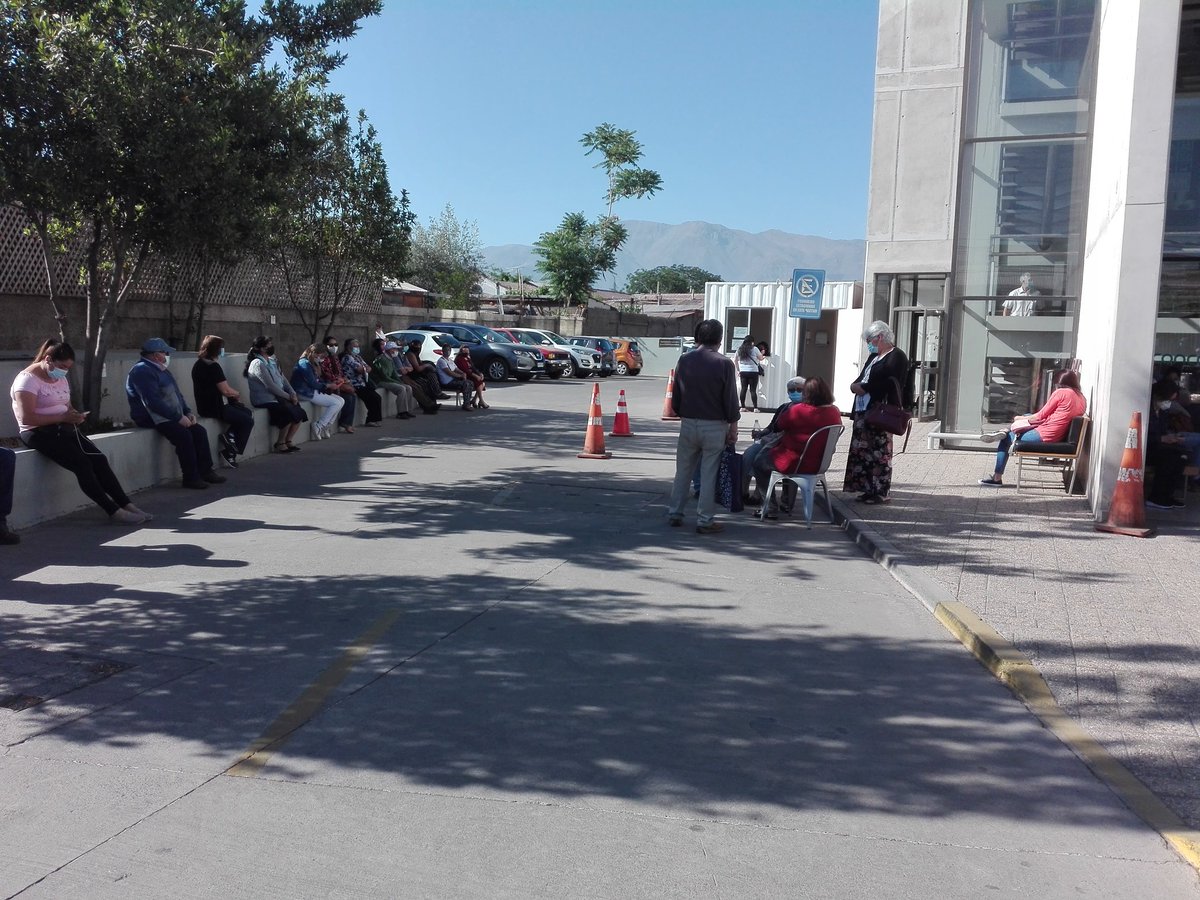 RobertoOsses1's tweet photo. Impresentable, edificio médico Aconcagua, todos en el patio y que pasará a las 11 en adelante, cuando  la temperatura llegué a 30°  no hay toldos ni nada para protegerse. Adultos mayores y mamás con guaguas @AoLaonline @AconcaguaNews @GobLosAndes @canalvtvcl @jaimelosandes https://t.co/GkN8KqdgLP