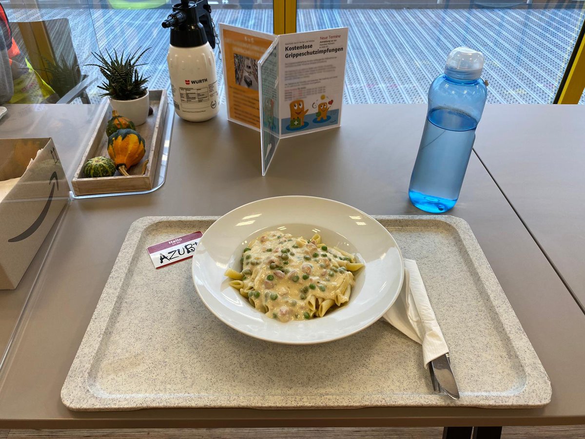 AmazonNewsDE's tweet photo. Um 12.30 Uhr machen wir uns auf den Weg in die Kantine, Pause! Als Azubi direkt ein doppelter Grund zur Freude, da wir unser Essen während der Ausbildungszeit gratis bekommen. #MeinAmazon #Highlife https://t.co/37UbogWg0Q