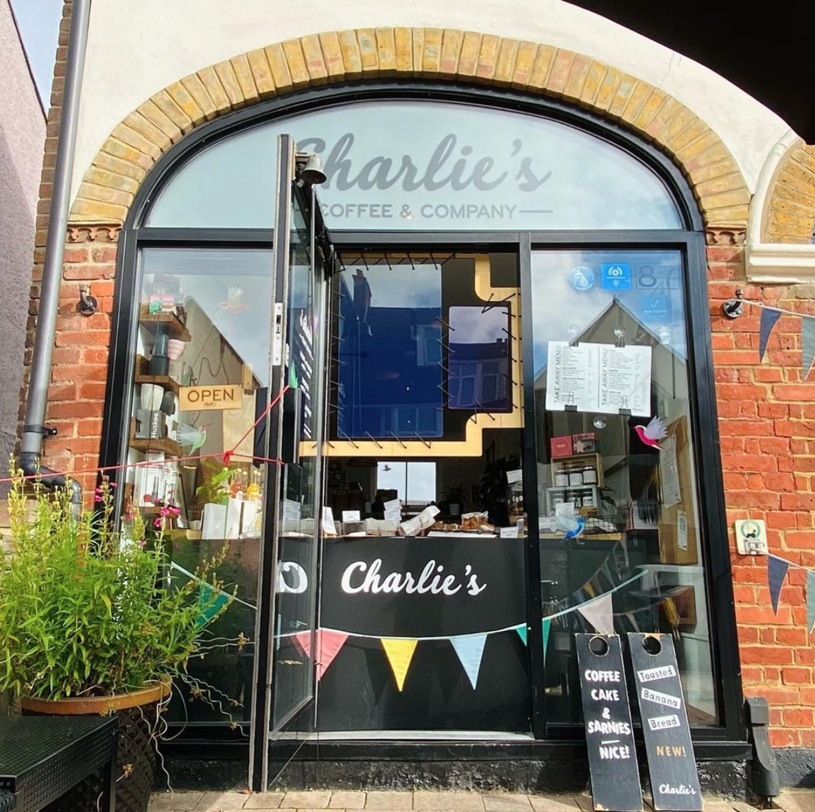 MeyerHomesUK's tweet photo. Shout out to the local coffee shop around the corner, @CharliesStA get your morning fix with their delicious coffee and special pastries located in the heart of Gabriel Square community. #Property #PropertyInvestment #MeyerHomes #StAlbans #StAlbansHome #newpropertydevelopment https://t.co/VhY4qh8xnE