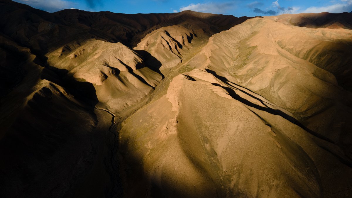 slioy's tweet photo. On the road (back in September) in remote #IssykKol: the #desert canyons of Kichi-Uzenguugush in #DiscoverKyrgyzstan. https://t.co/0QRLYmr28f