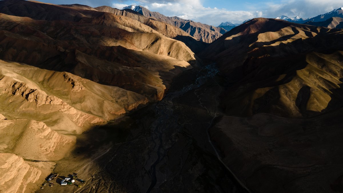 slioy's tweet photo. On the road (back in September) in remote #IssykKol: the #desert canyons of Kichi-Uzenguugush in #DiscoverKyrgyzstan. https://t.co/0QRLYmr28f