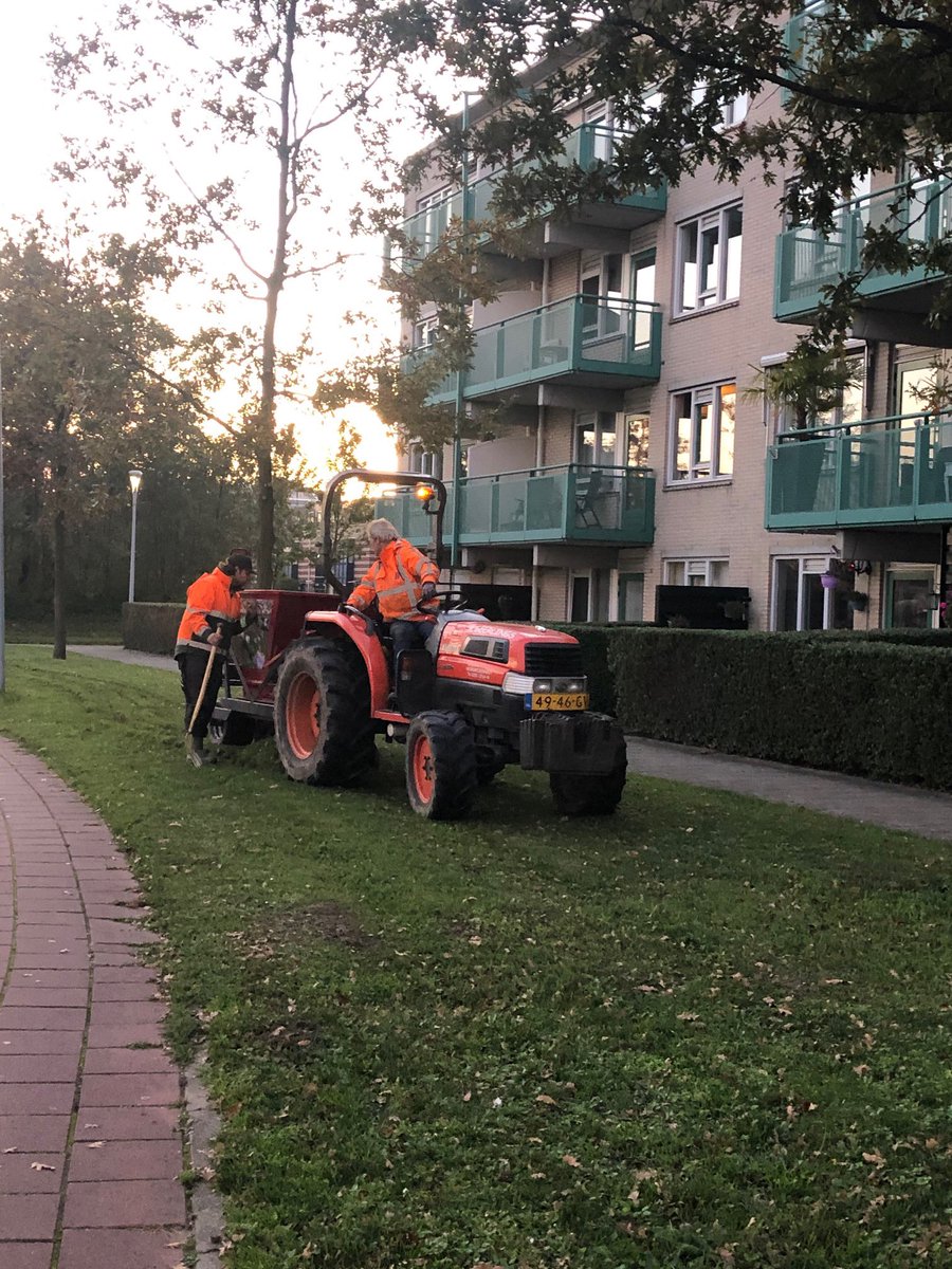 gebiedmidden's tweet photo. Het is weer #bollenplantseizoen.
Er worden op drie verschillende locaties verschillende bollenmengsels geplant.
#toolenburgpad #toolenburg #hoofddorp https://t.co/GMOgO7zYCU