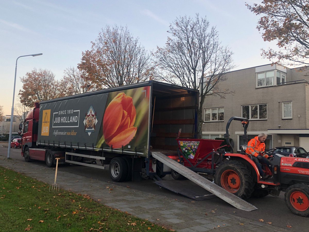 gebiedmidden's tweet photo. Het is weer #bollenplantseizoen.
Er worden op drie verschillende locaties verschillende bollenmengsels geplant.
#toolenburgpad #toolenburg #hoofddorp https://t.co/GMOgO7zYCU