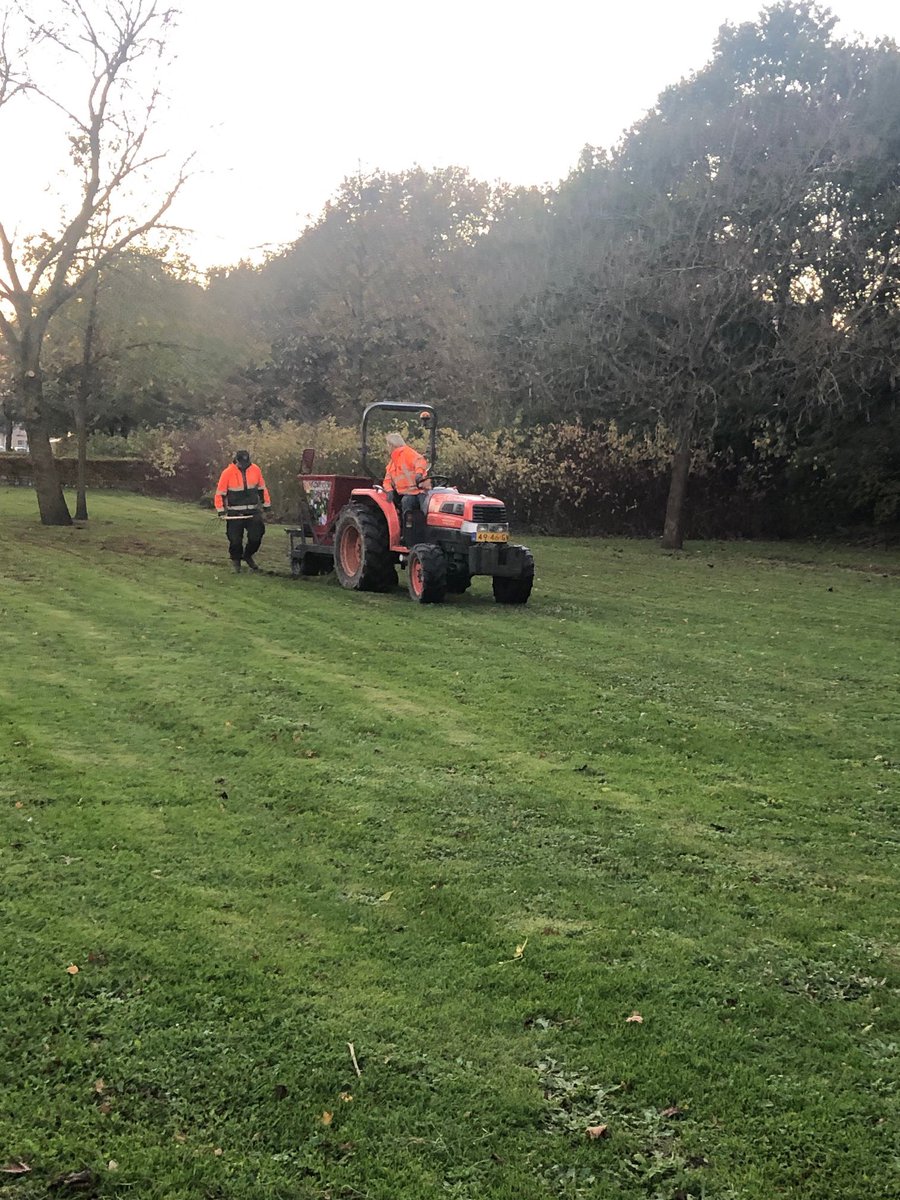 gebiedmidden's tweet photo. Het is weer #bollenplantseizoen.
Er worden op drie verschillende locaties verschillende bollenmengsels geplant.
#toolenburgpad #toolenburg #hoofddorp https://t.co/GMOgO7zYCU