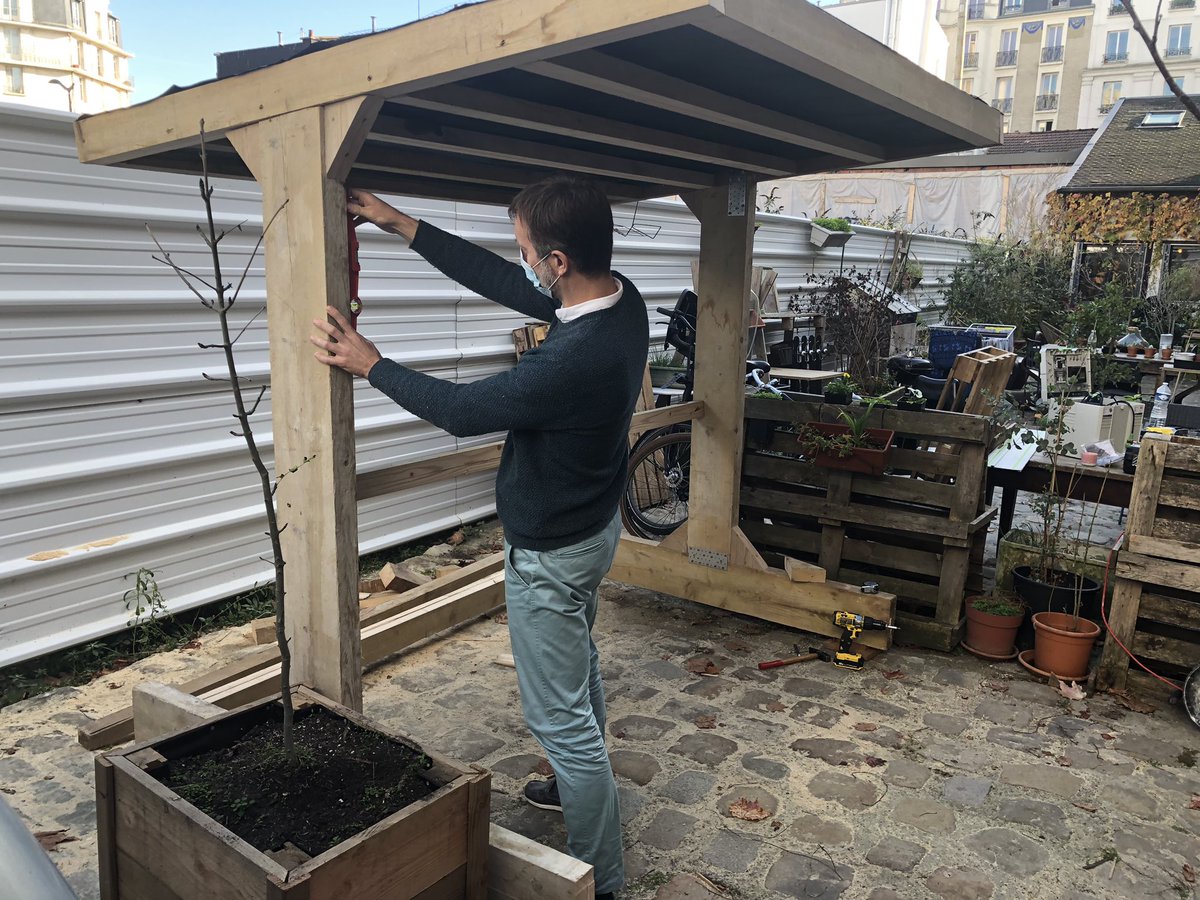 CourRasselins's tweet photo. Montage de l’abri à #vélo #végétalisé de notre jardin partagé. Plus que quelques coups de marteau et il pourra accueillir sept vélos et 4m2 de plantes ! Plans disponibles sur demande ;) @vegetalisons @ParisEnSelle @ParisBeauAVelo @Paris20encommun #paris20 https://t.co/lb6jIYyp2C