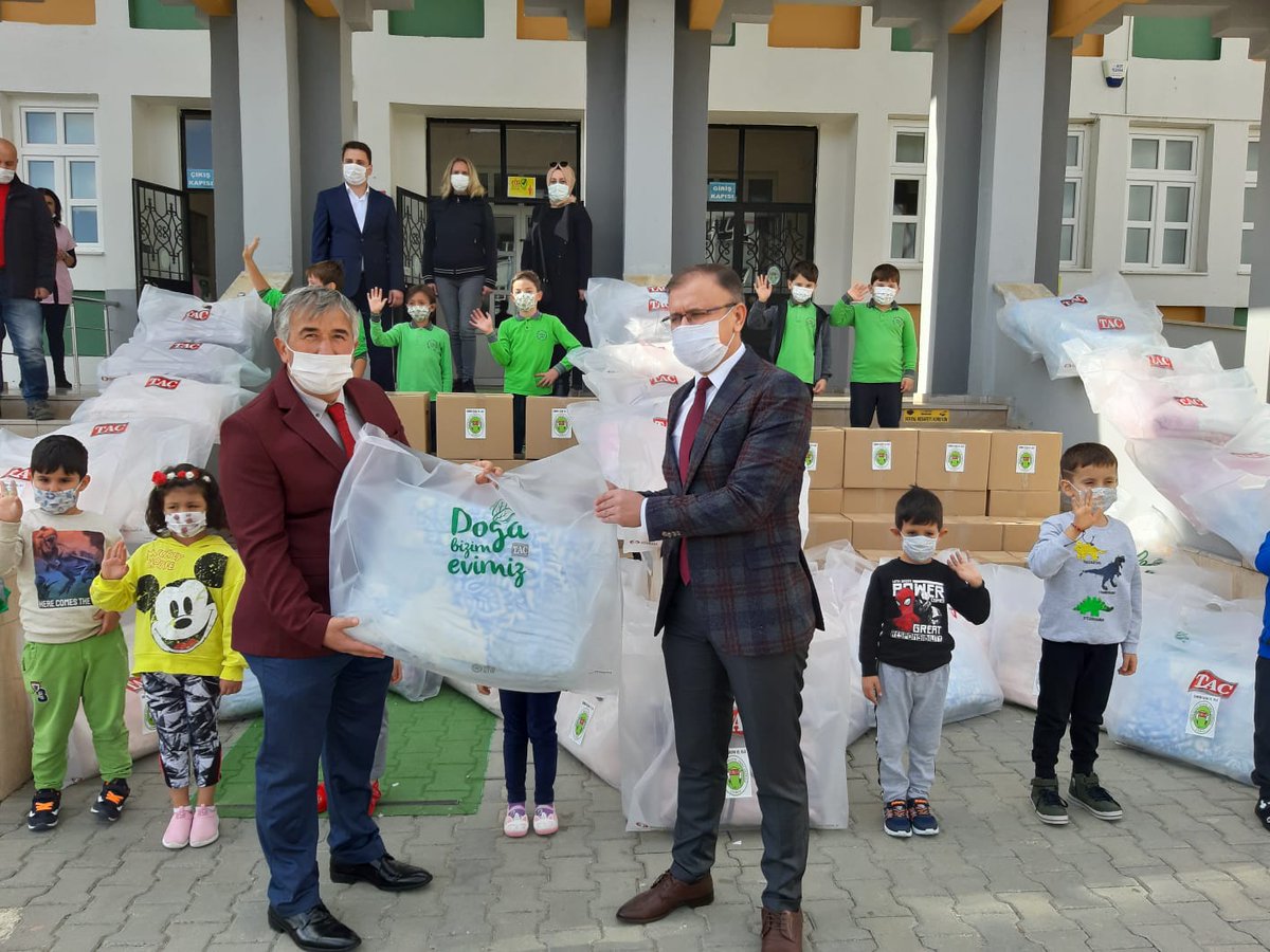 EmlakErgene's tweet photo. "İzmir İçin Elele"
Projesi Kapsamında Okulumuz Öğretmen, Öğrenci ve Velilerimizin Katkılarıyla Hazırlanan 50 Adet Kuru Gıda Kolisi ve 50 Adet Battaniye  Sosyal Yardımlaşma ve Dayanışma Vakfına Teslim Edildi.
@tcmeb @ziyaselcuk @csarili @Tekirdag_Mem @ersanulusan @hete61 https://t.co/CNeFHjPgiq