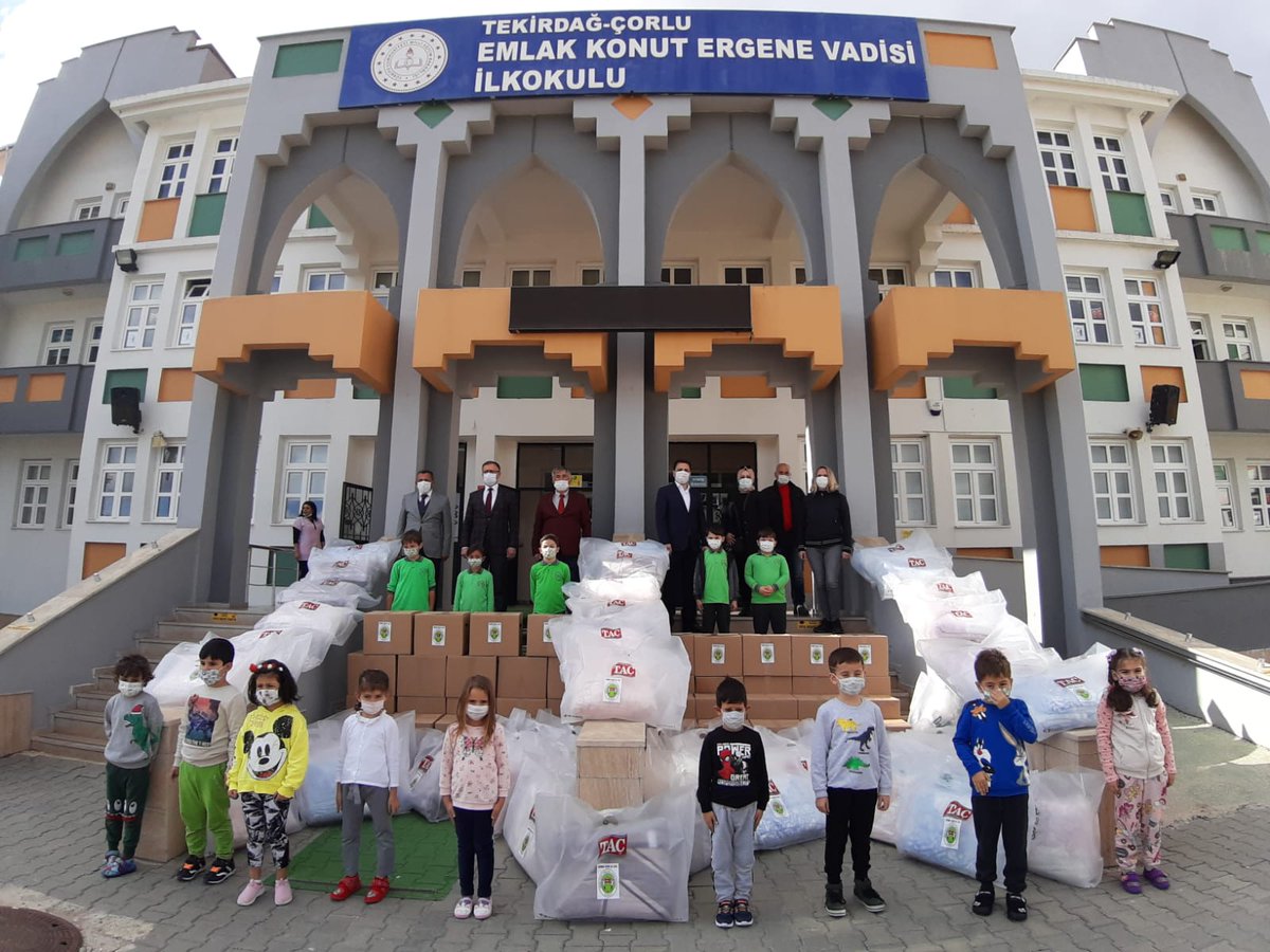 EmlakErgene's tweet photo. "İzmir İçin Elele"
Projesi Kapsamında Okulumuz Öğretmen, Öğrenci ve Velilerimizin Katkılarıyla Hazırlanan 50 Adet Kuru Gıda Kolisi ve 50 Adet Battaniye  Sosyal Yardımlaşma ve Dayanışma Vakfına Teslim Edildi.
@tcmeb @ziyaselcuk @csarili @Tekirdag_Mem @ersanulusan @hete61 https://t.co/CNeFHjPgiq