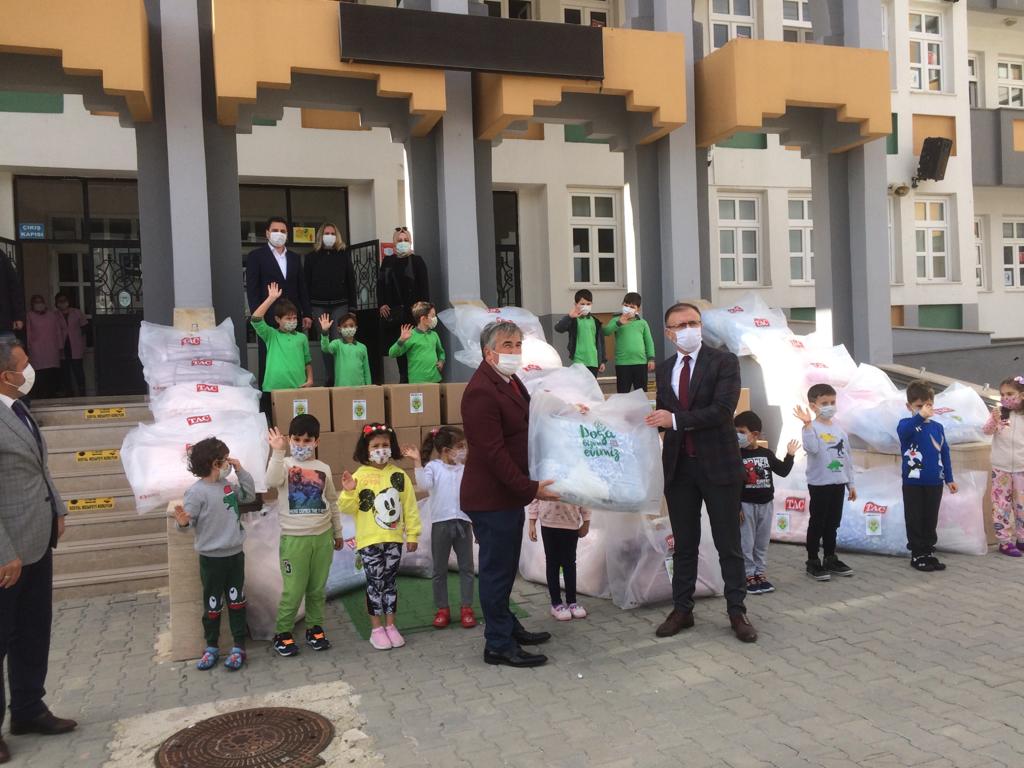 EmlakErgene's tweet photo. "İzmir İçin Elele"
Projesi Kapsamında Okulumuz Öğretmen, Öğrenci ve Velilerimizin Katkılarıyla Hazırlanan 50 Adet Kuru Gıda Kolisi ve 50 Adet Battaniye  Sosyal Yardımlaşma ve Dayanışma Vakfına Teslim Edildi.
@tcmeb @ziyaselcuk @csarili @Tekirdag_Mem @ersanulusan @hete61 https://t.co/CNeFHjPgiq