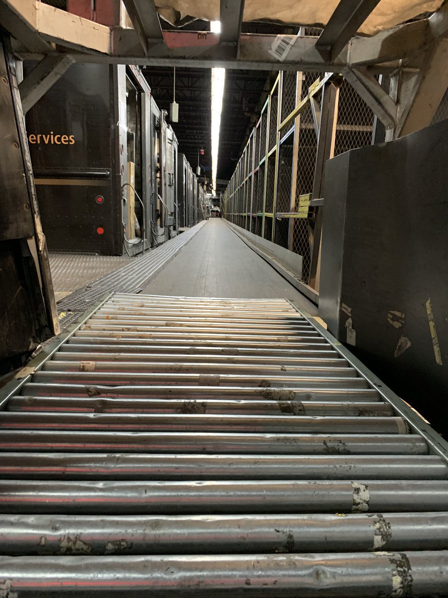 ratkaupsman's tweet photo. Earth City Wrapped by 6:30AM on a Monday. #noAMtime @DebMassingill @juan_morales_FL @CP_UPSers @JustinECDIV https://t.co/7op9BSXTin