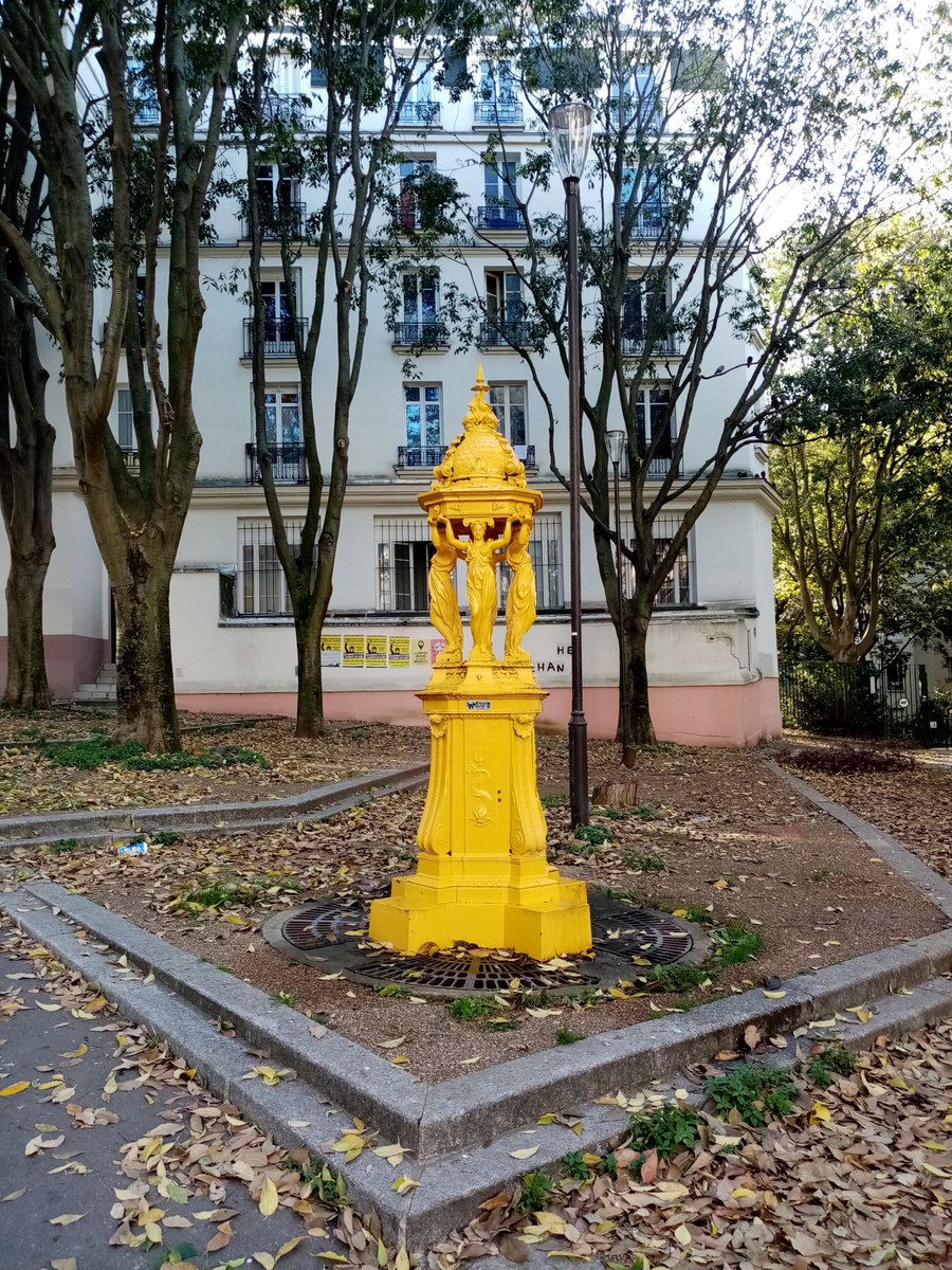 LesleyP4T's tweet photo. #realParis #Lockdown2 #Paris20 #coloursoftheday👍😁 https://t.co/EjbWXoSDcI