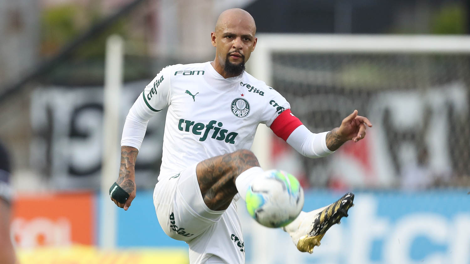 Em recuperação, Felipe Melo publica vídeo caminhando de muletas: “Muito antes de volta!”