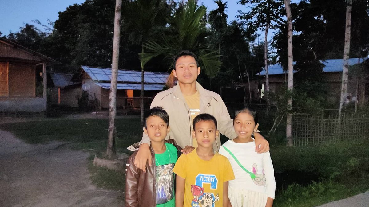 dimpu2119's tweet photo. Over night with children 😂😂,,,funny moments #assamesejoke #instadaily https://t.co/SIkkeBk6sU