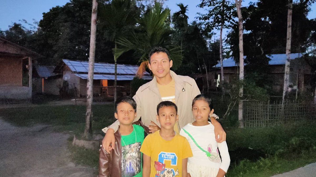 dimpu2119's tweet photo. Over night with children 😂😂,,,funny moments #assamesejoke #instadaily https://t.co/SIkkeBk6sU