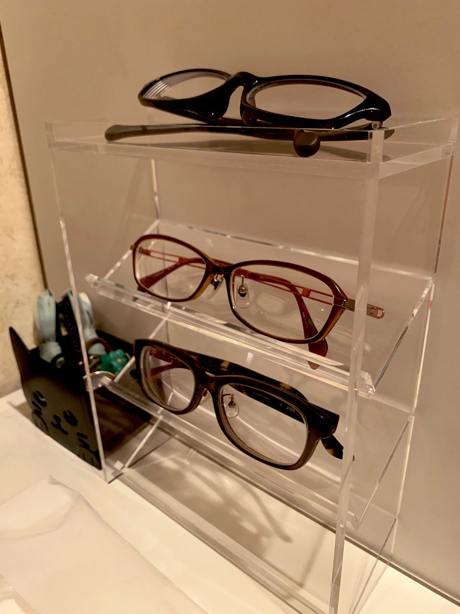 Naerinco お風呂入る時に家族のメガネが あちこちに置かれるのでメガネ置き場を洗面所に作った 無印の ほんとはボトル スタンド 最初からメガネケースとして売ってる製品も別であったけど そっちは引き出しで出し入れするのでボトルスタンドのがサッと