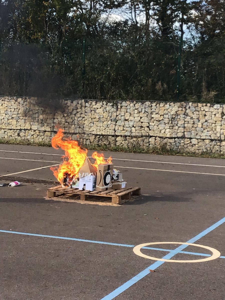GagleBrookPS's tweet photo. Our first week back at school went with a bang - as Year 1 &amp; 2 discussed the Gunpowder Plot and built their own Houses of Parliament to then observe what would have happened if Guy Fawkes had been successful! https://t.co/8UcROdkBQv