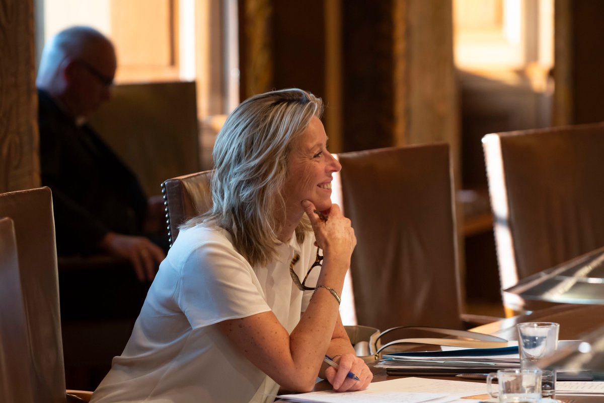 EersteKamer's tweet photo. De commissie Binnenlandse Zaken/Algemene Zaken heeft dinsdag 10/11 vanaf 16.00 uur een mondeling overleg met minister @KajsaOllongren @minbzk over stavaza mbt de #Omgevingswet Te volgen via de livestream van de Eerste Kamer https://t.co/mE75zHlgP3 https://t.co/W6vCLMlGIS