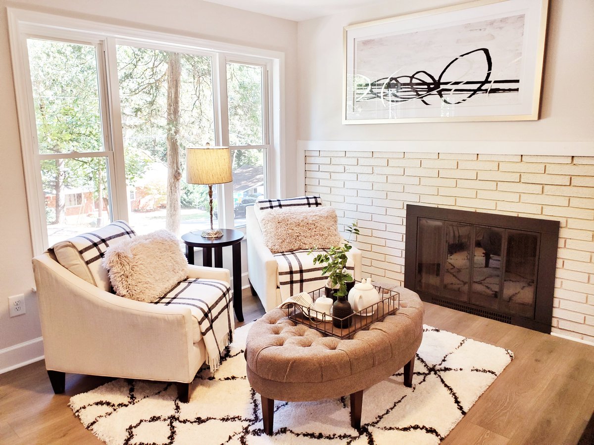 CLThomestager's tweet photo. Our objective was to show that the main living space could accommodate seating by the fireplace in addition to dining. Do you have a challenging floor plan that needs staging? Give us a call, 704-315-5802! #charlotterealtors #realtorsclt https://t.co/VECztE0olr