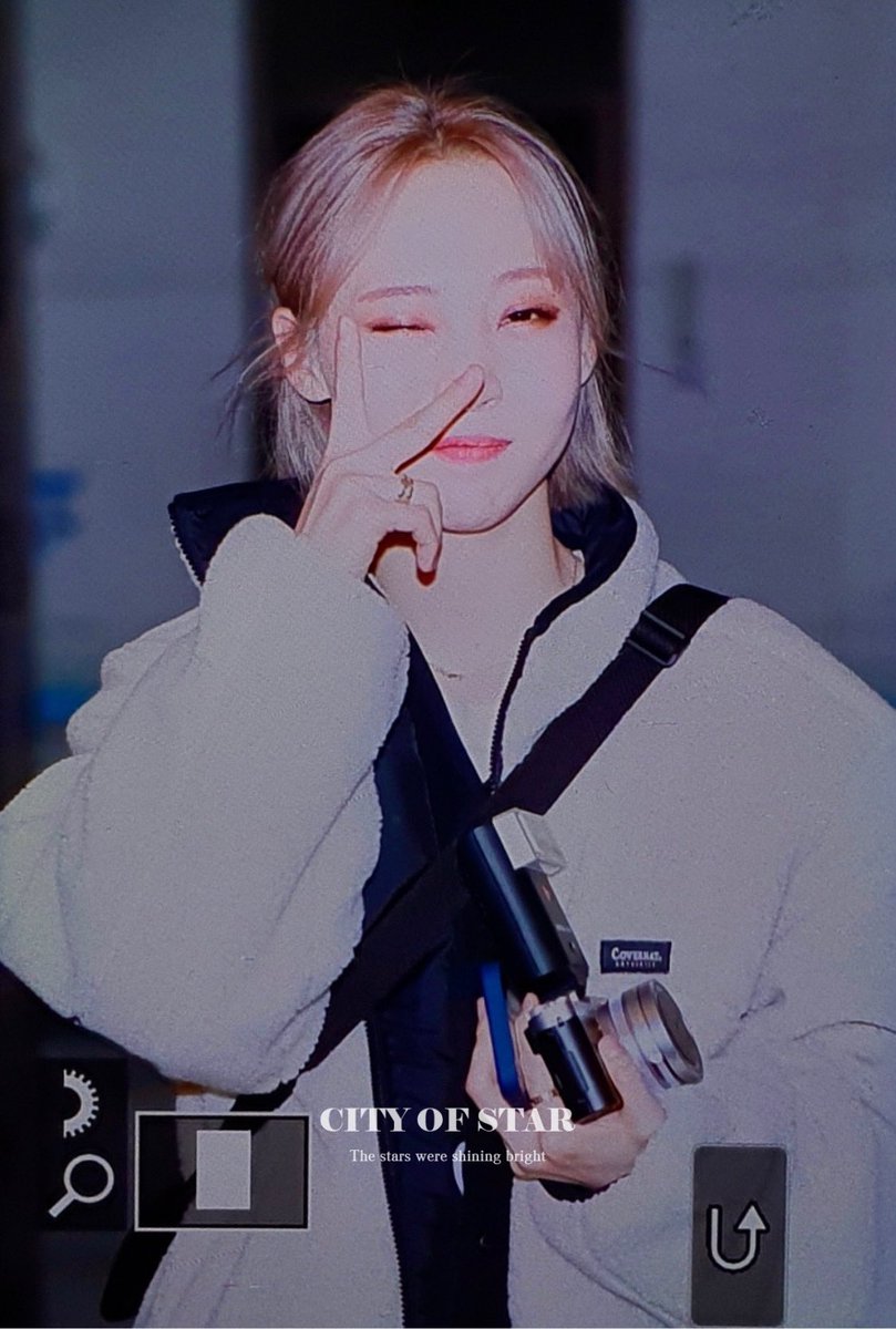 COS_92's tweet image. 201109 퇴근 #마마무 #문별

안전귀가 ! 🐹✌️