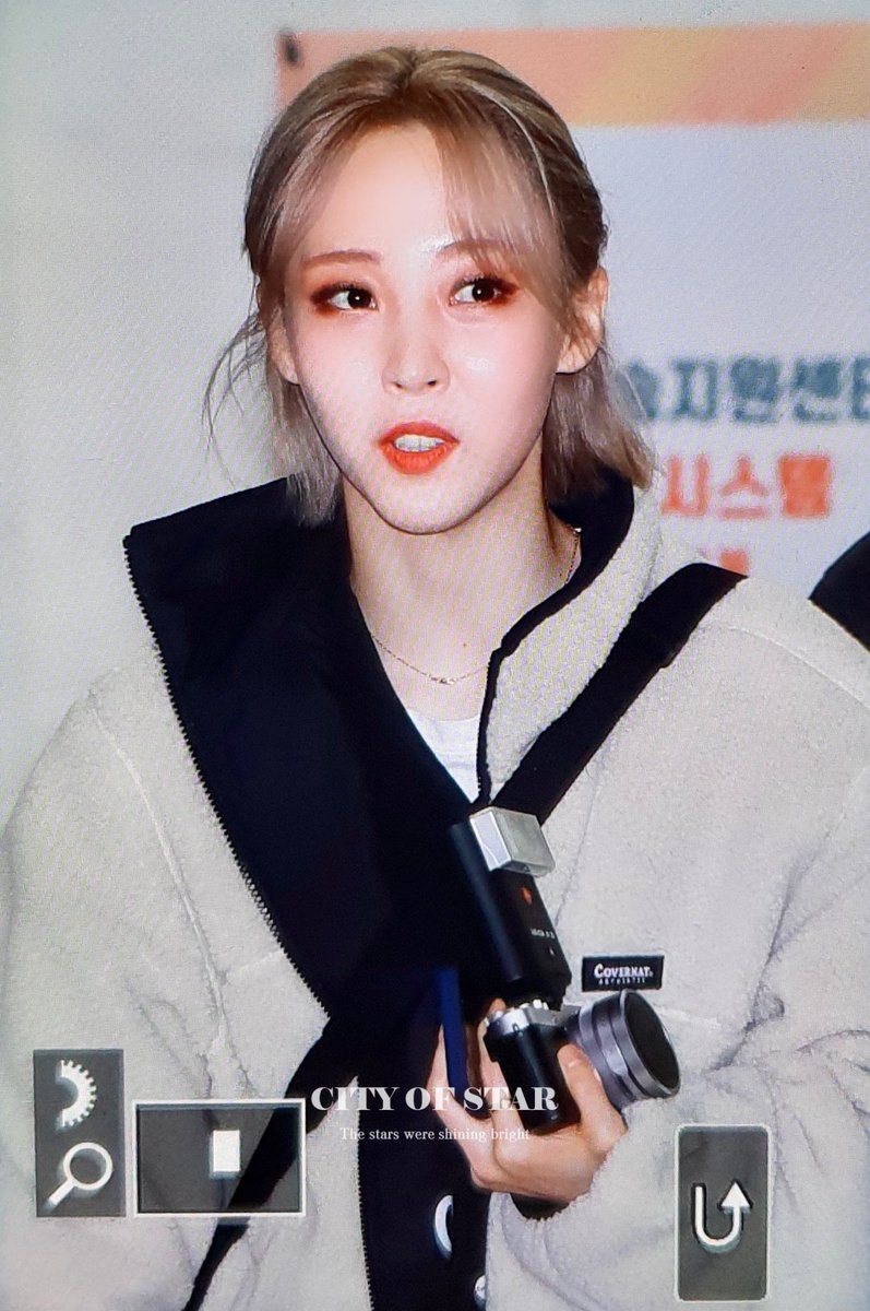 COS_92's tweet image. 201109 퇴근 #마마무 #문별

안전귀가 ! 🐹✌️