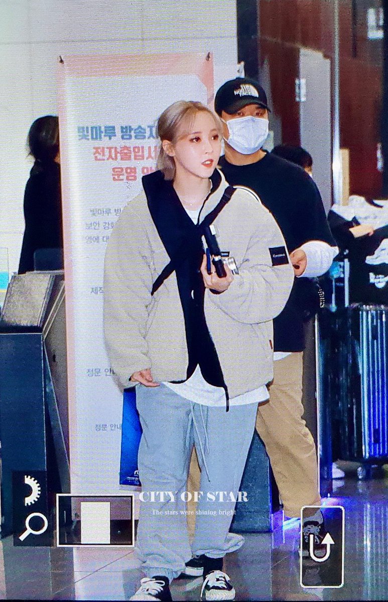 COS_92's tweet image. 201109 퇴근 #마마무 #문별

안전귀가 ! 🐹✌️