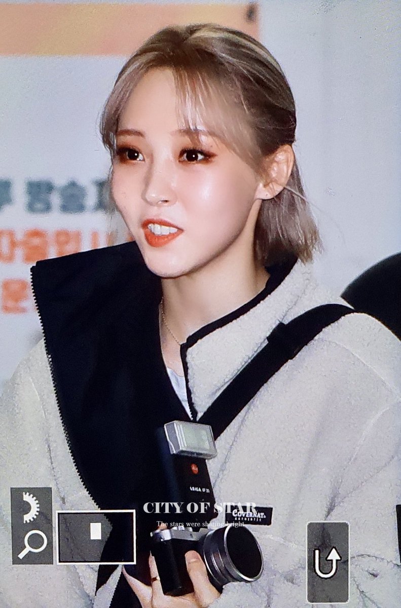 COS_92's tweet image. 201109 퇴근 #마마무 #문별

안전귀가 ! 🐹✌️